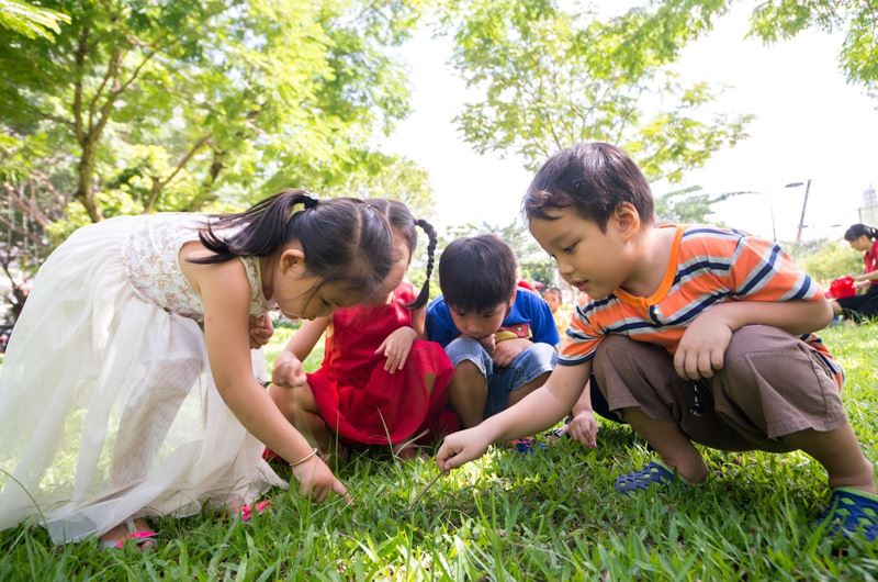 Giúp con nuôi dưỡng các mối quan hệ. (Ảnh: Internet)