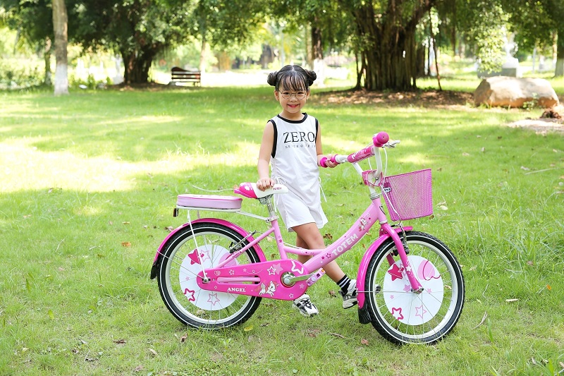 Tập đi xe đạp giúp rèn luyện tính tự lập cho trẻ. (Ảnh: Sưu tầm internet)