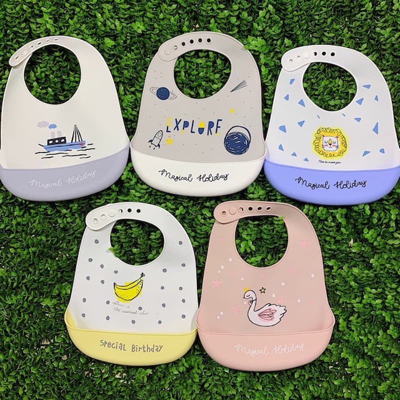 Tại sao cần dùng yếm khi cho bé ăn dặm BLW? (Ảnh: sưu tầm internet)