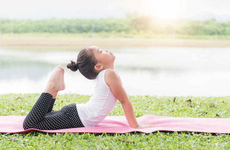 Giúp trẻ phát triển toàn diện khi tập các bài tập yoga. (Ảnh: Sưu tầm internet)