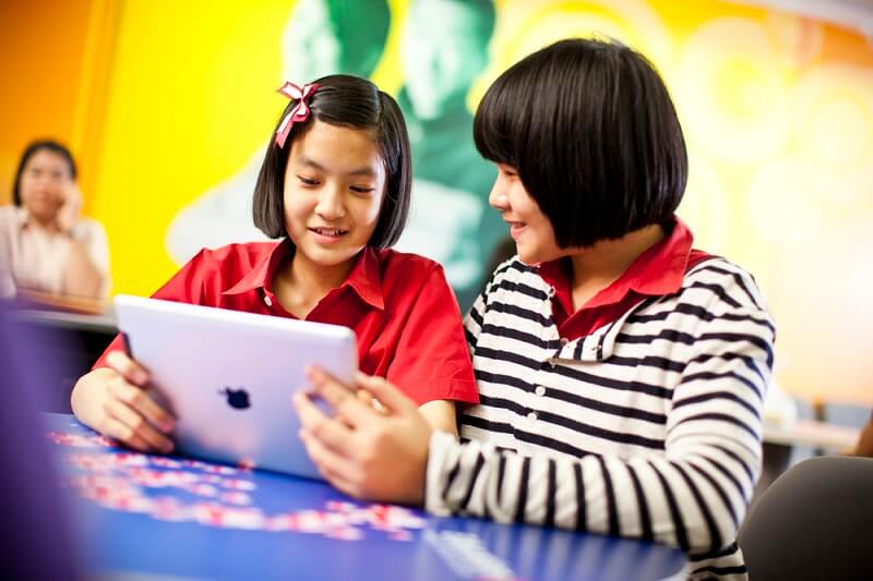 Học trên Youtube cũng cần phải hướng dẫn bé tập trung cao độ. (Ảnh: Sưu tầm internet)