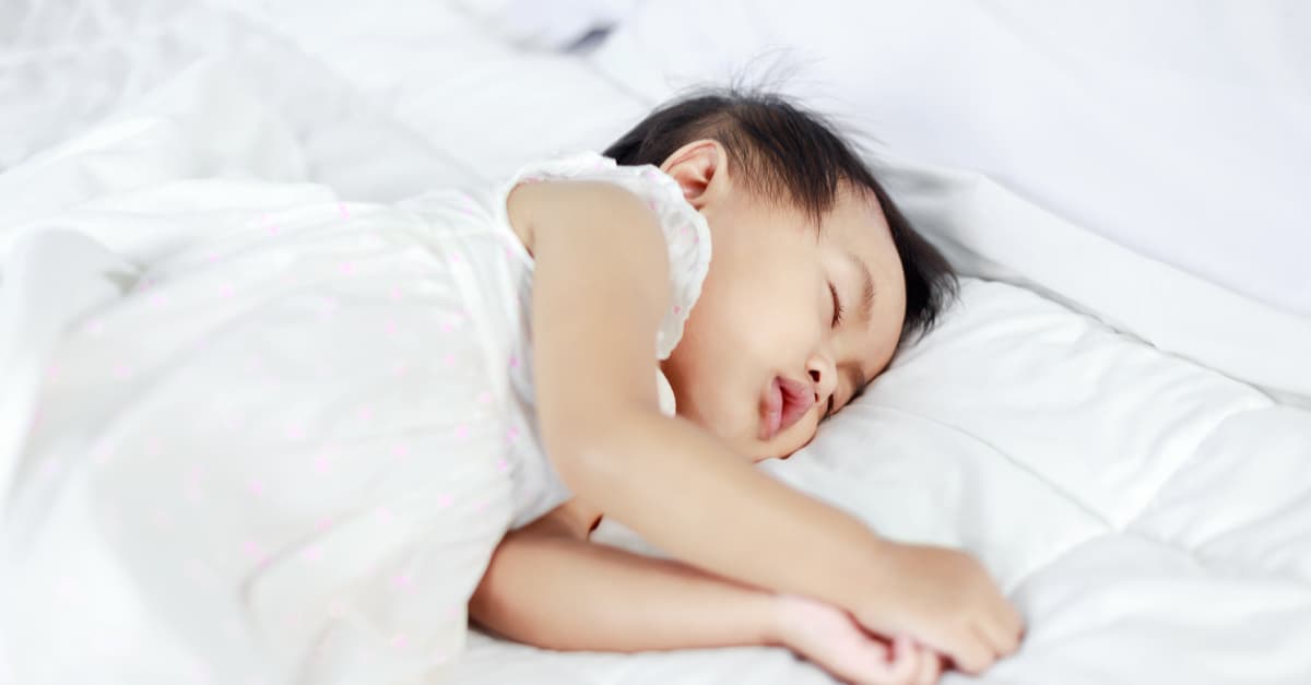 Trẻ 1 tuổi ngủ nghiến răng có cần can thiệp?