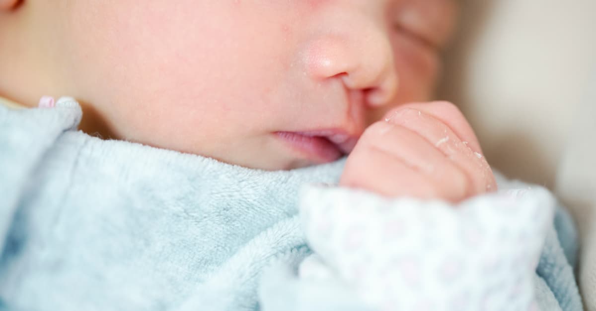11 nguyên nhân trẻ 1 tháng tuổi ngủ không sâu giấc và cách dỗ trẻ ngủ ngon