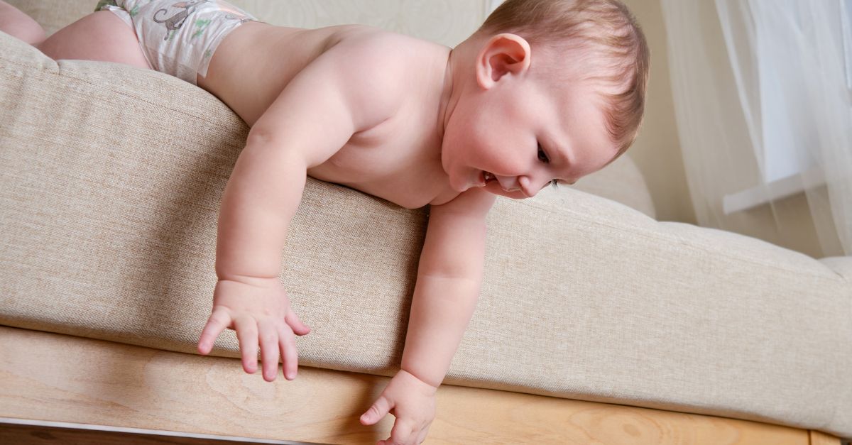 Trẻ sơ sinh bị ngã từ giường xuống đất. Những dấu hiệu nguy hiểm mẹ cần lưu ý