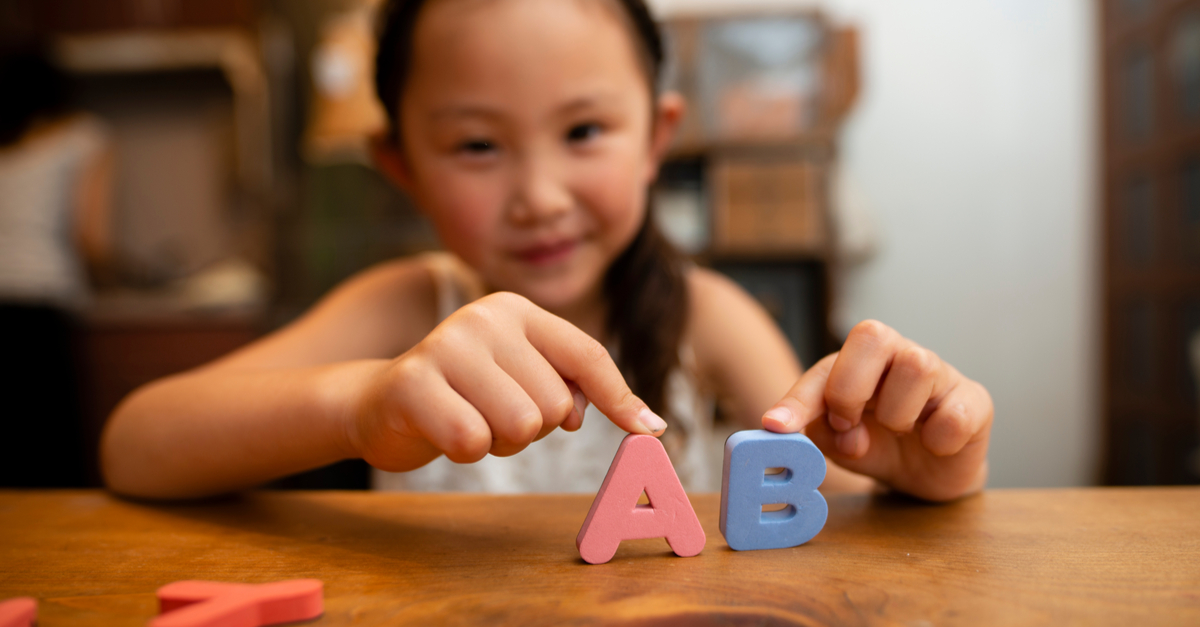 Những trò chơi trí tuệ giúp ích gì trong việc dạy bé 4 tuổi học chữ cái?