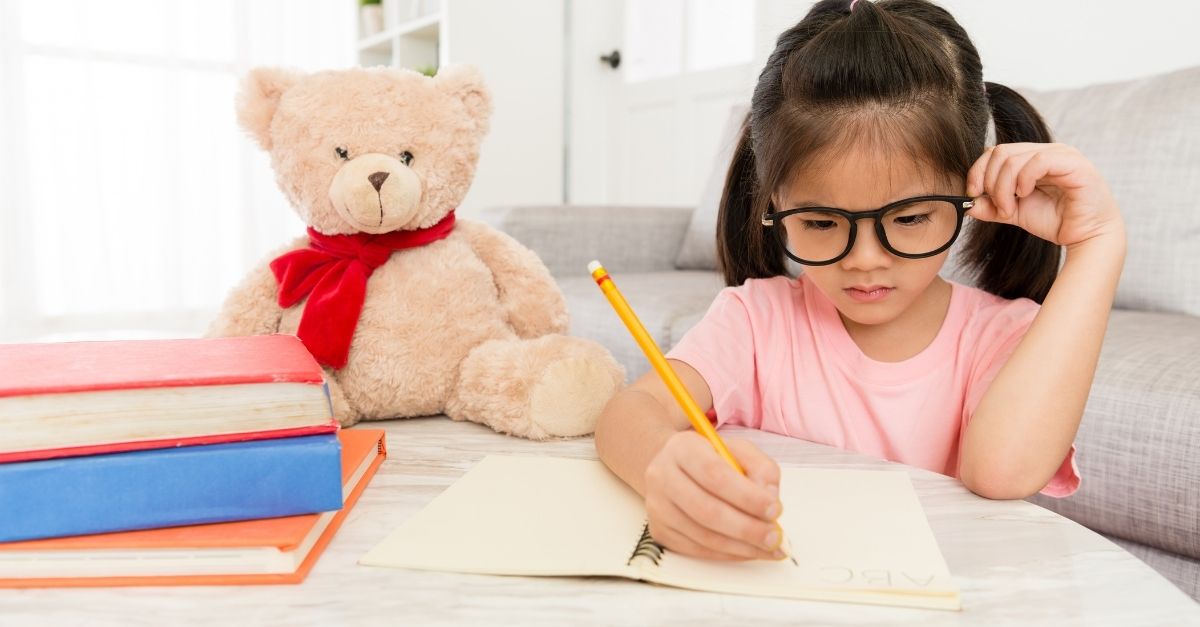 Cách dạy trẻ 2 tuổi học chữ hiệu quả mẹ nào cũng nên biết