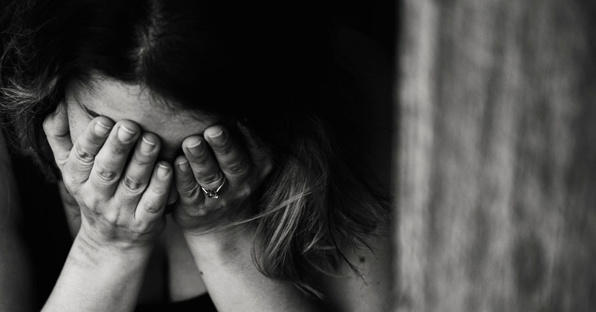 Phụ nữ thường xuyên khóc sau sinh có phải dấu hiệu của trầm cảm không?