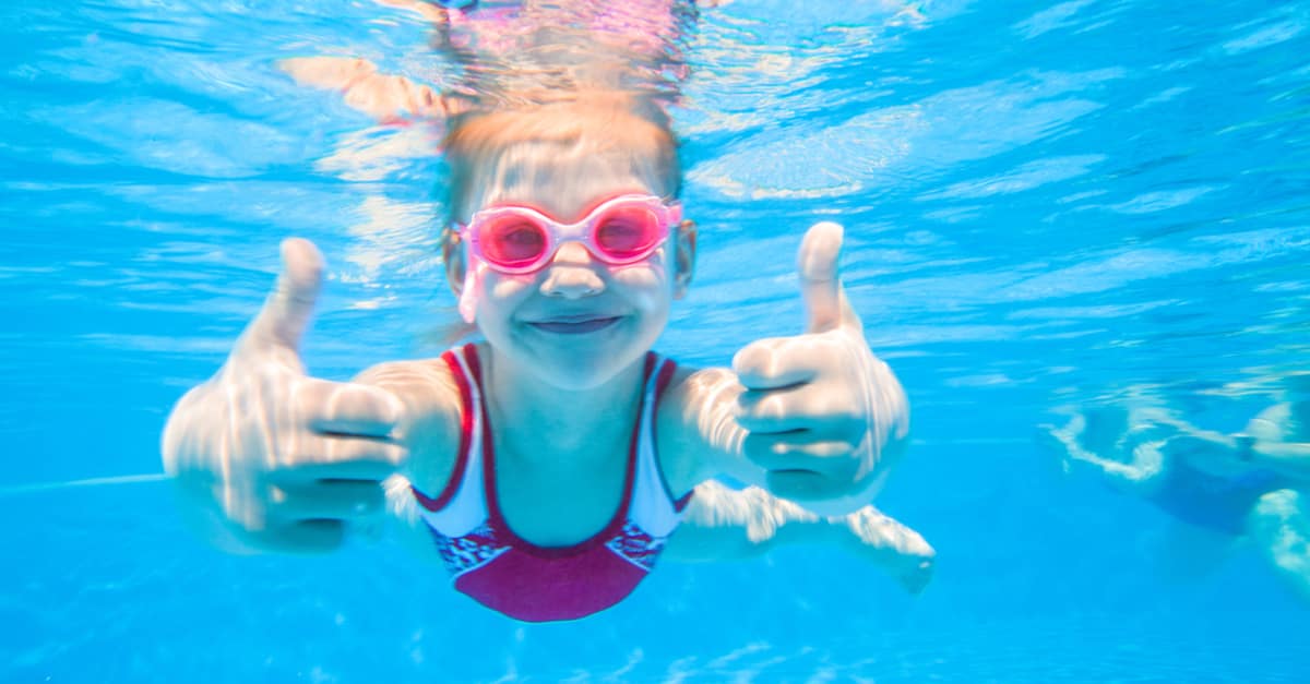 Dạy con bơi tự lập: 7 bước đơn giản và 5 lưu ý quan trọng