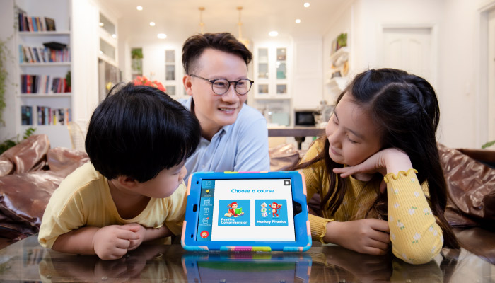 Ca sĩ Hoàng Bách chia sẻ bí kíp giúp con nói tiếng Anh lưu loát