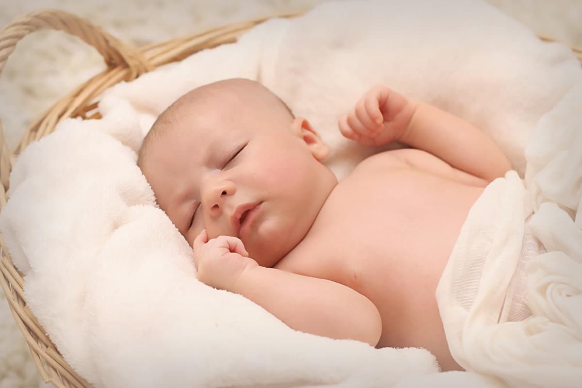 Trẻ 5 tháng tuổi ngủ bao nhiêu là đủ? Nguyên nhân bé ngủ không sâu giấc?