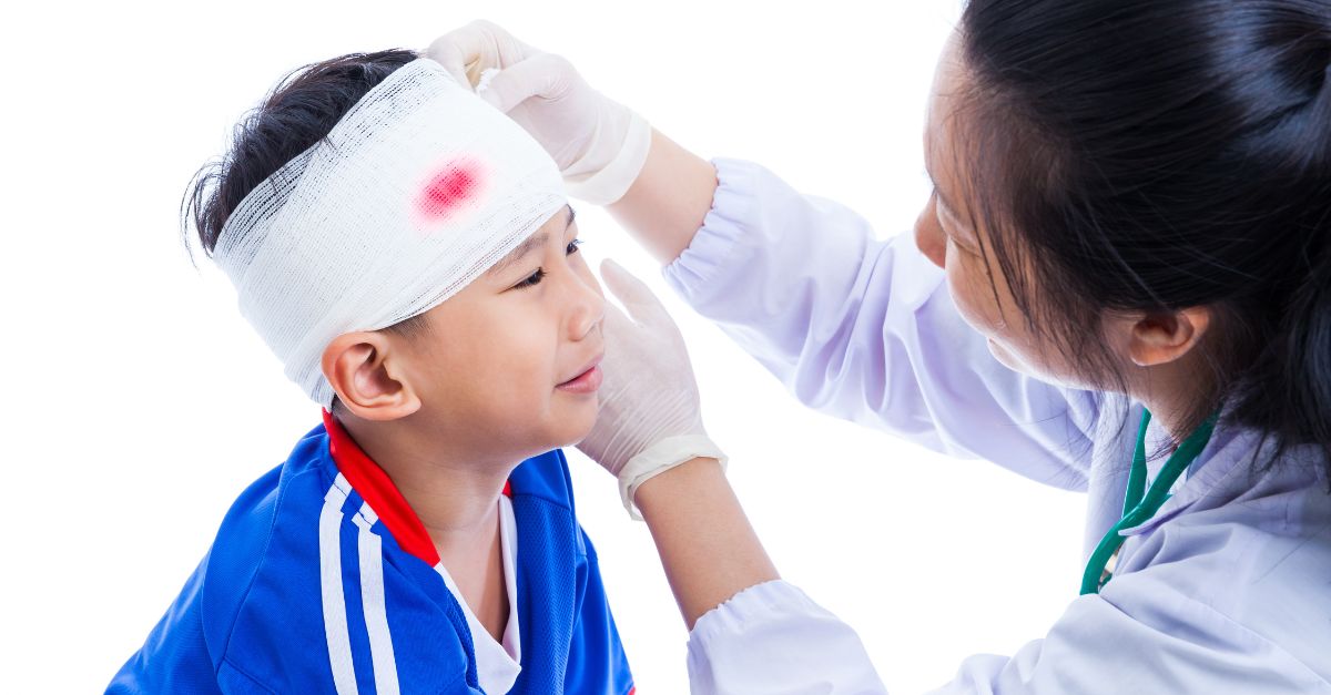 Hướng dẫn cách xử lý khi bé bị ngã chảy máu đầu