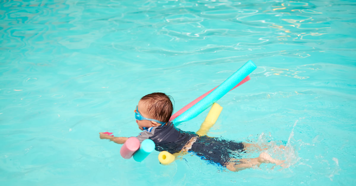 Dạy bơi cho trẻ 2 tuổi: Nên hay không? Dạy như thế nào?