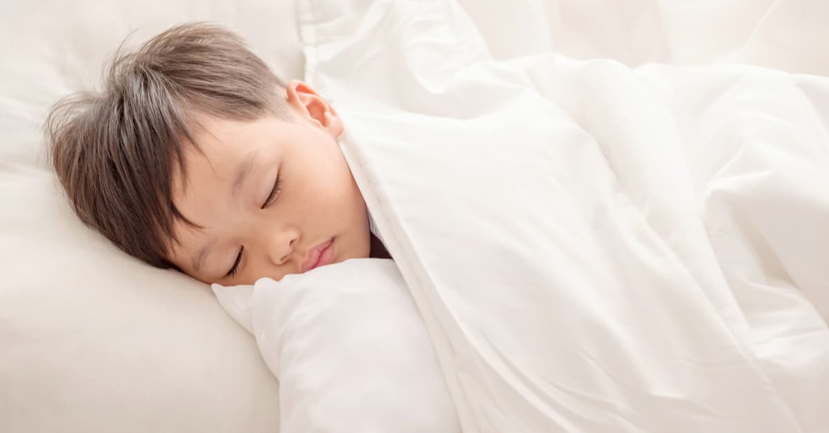 Trẻ 5 tuổi ngủ hay trằn trọc: ba mẹ nên làm gì?