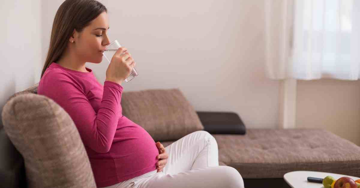 Khát nước khi mang thai tháng cuối nhiều có sao không? Nguyên nhân và cách khắc phục