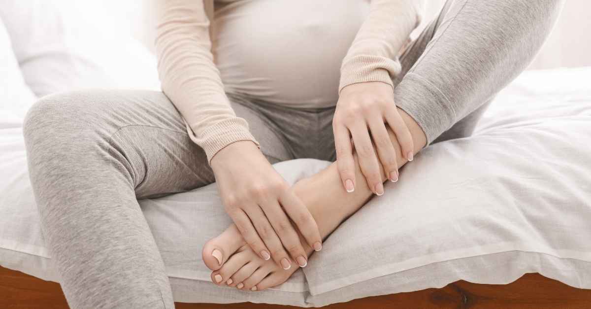 Mẹ bị phù chân khi mang thai tuần 35 nên làm gì để giảm bớt triệu chứng?