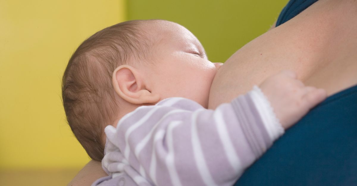 Trẻ sơ sinh bị ngộ độc sữa mẹ hay không?
