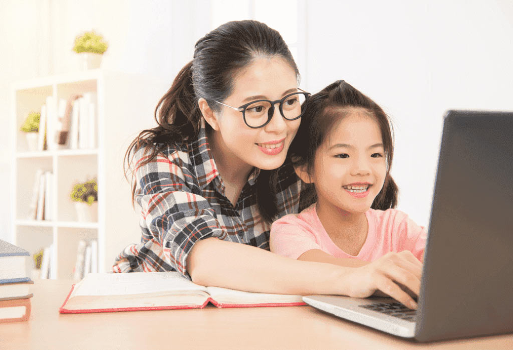 Tìm sách hay cho con (Ảnh: internet)