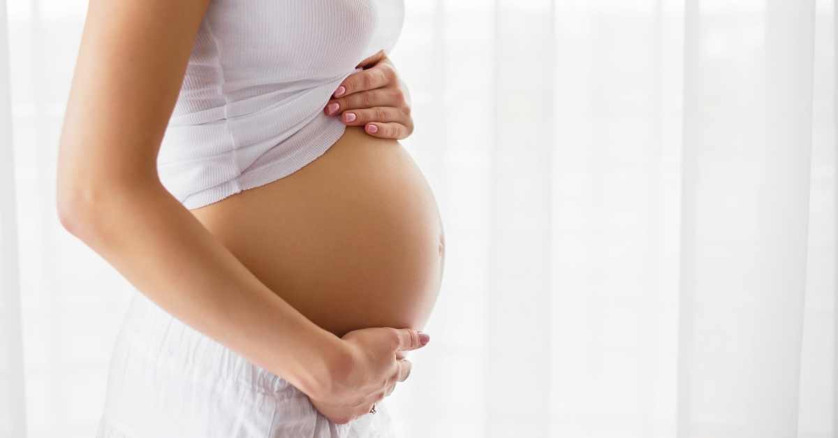 Bụng căng cứng khi mang thai tháng thứ 5 là do đâu? Mẹ bầu nên làm gì?
