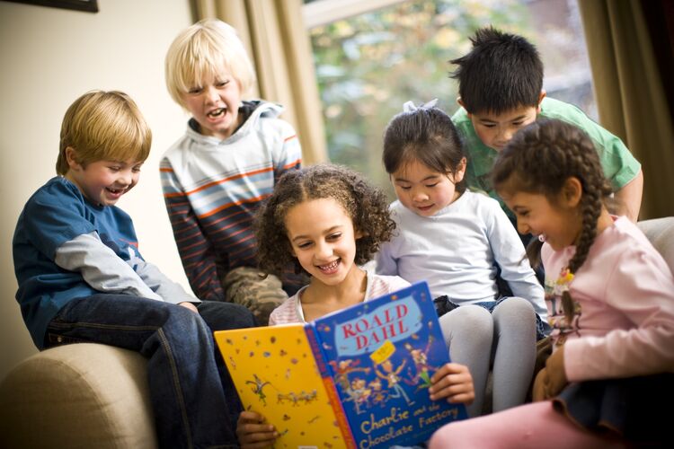 Bổ sung thêm công cụ dạy học để bé nói tiếng Anh hiệu quả hơn. (Ảnh: Sưu tầm Internet)