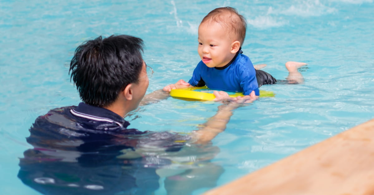Dạy bơi cho bé 1 tuổi: Từ A–Z kiến thức ba mẹ nên biết trước