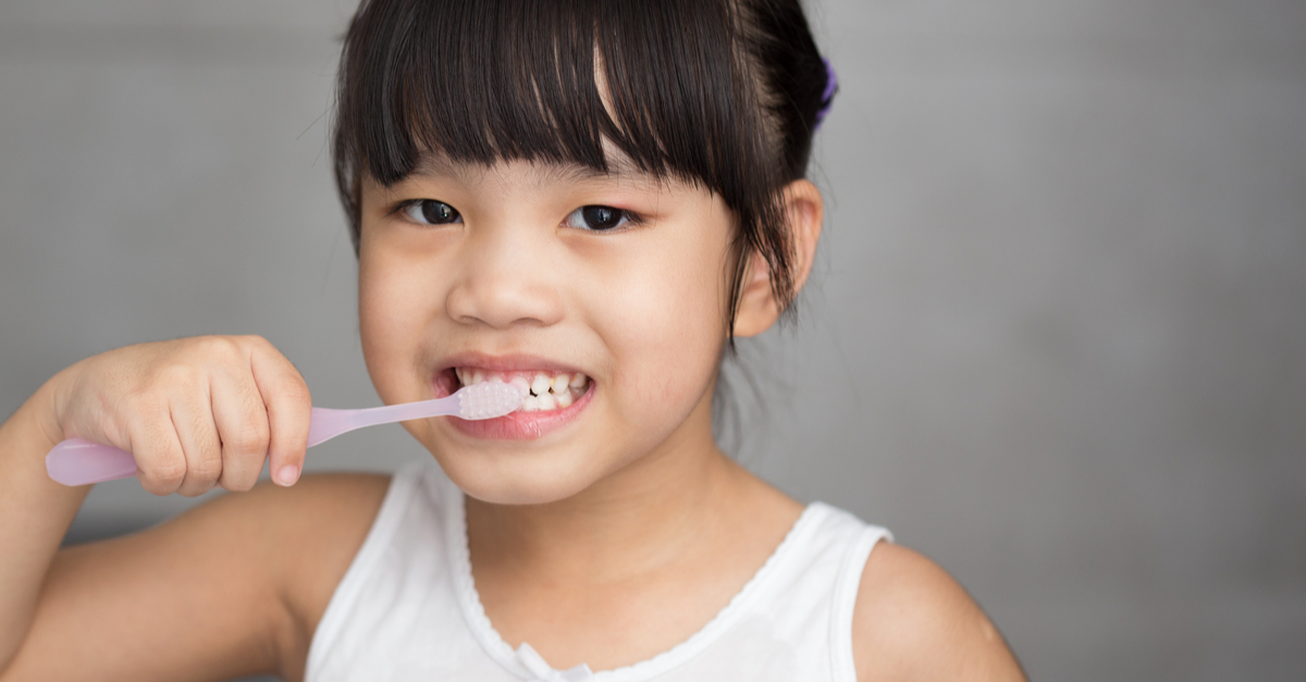 Trẻ 8 tuổi chưa thay răng có sao không?