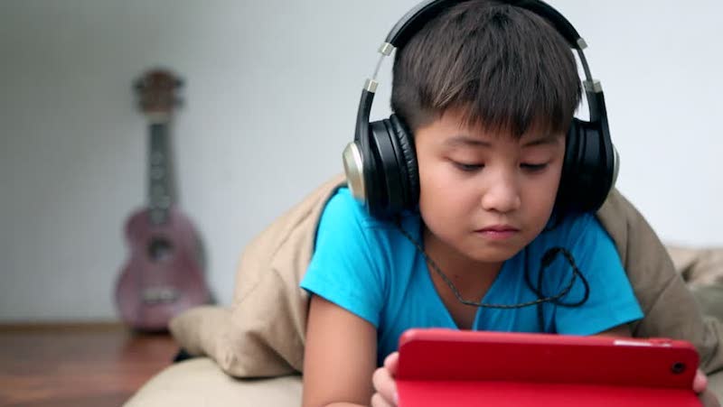 Cho bé luyện nghe tiếng Anh (Ảnh: Sưu tầm Internet)