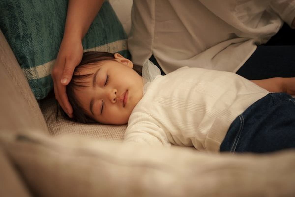 Trẻ 3 tuổi ngủ hay giật mình khóc thét phải làm sao?