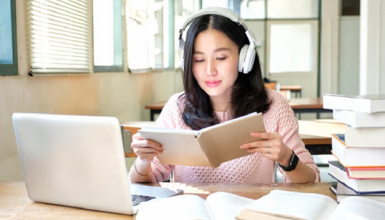 Học tiếng Anh qua website mang lại nhiều lợi ích bất ngờ ít ai biết đến. (Ảnh: Sưu tầm Internet)