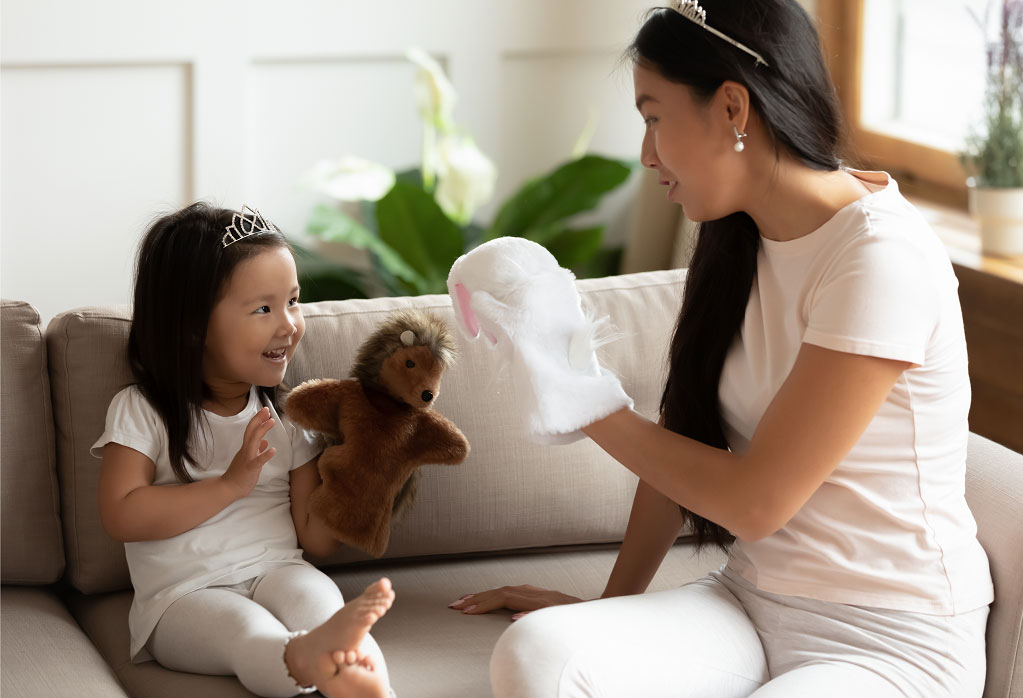 Ba mẹ đóng kịch cùng con (Ảnh: internet)