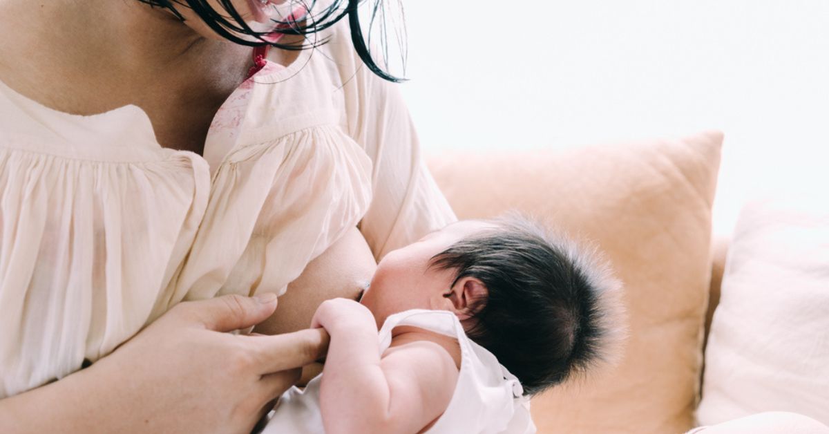 Làm sao biết sữa mẹ ít hay nhiều và cách điều chỉnh phù hợp với trẻ