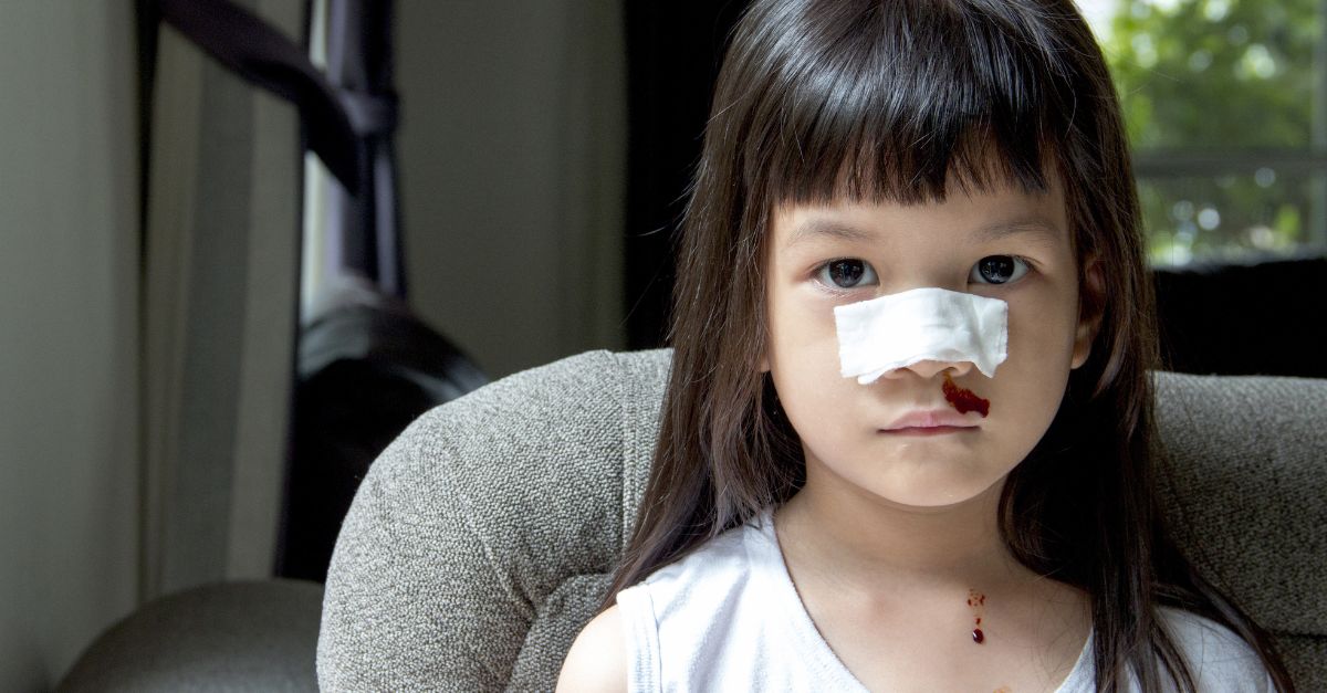 Trẻ em bị chảy máu mũi ban đêm có nguy hiểm không?