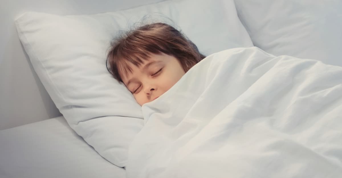 Trẻ 5 tuổi ngủ ra nhiều mồ hôi trộm, ba mẹ phải làm sao?