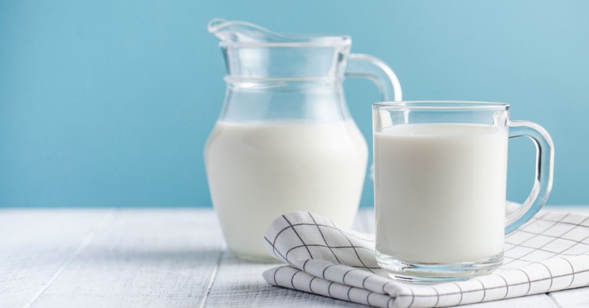 Mẹ sau sinh uống sữa tươi được không? Bao lâu uống thì tốt nhất?