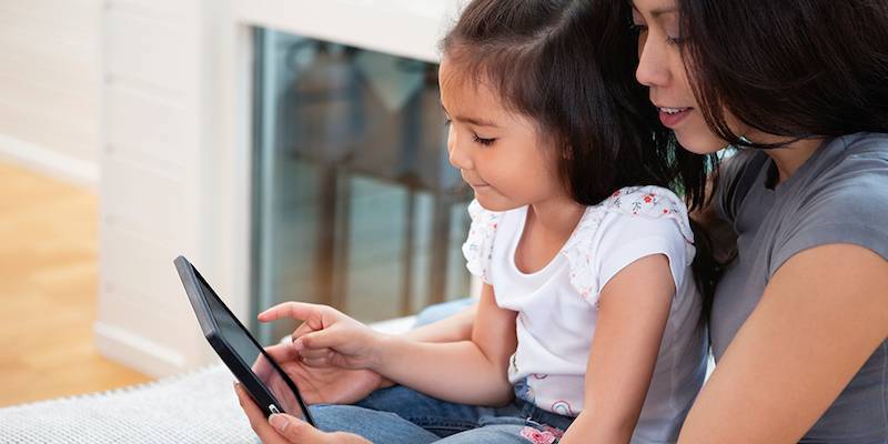 Mẹ cho bé luyện tiếng Anh (Ảnh: Sưu tầm Internet)