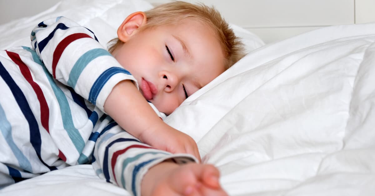 Phải làm sao khi trẻ 2 tuổi ngủ không chịu đắp chăn?