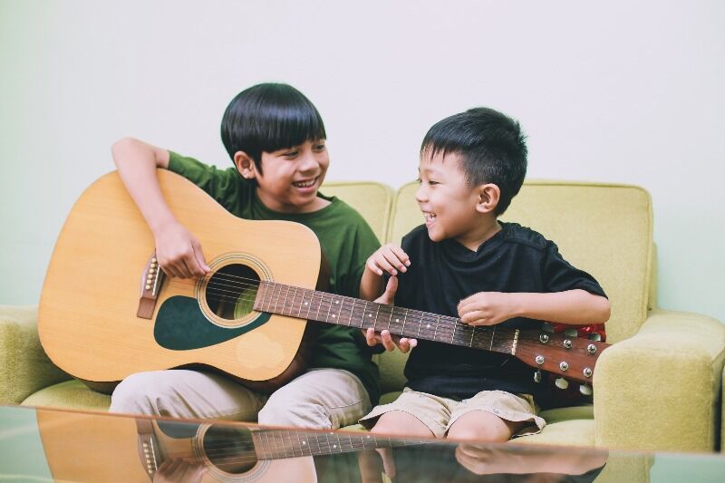 Vì sao nên học tiếng anh qua bài hát cho bé? (Ảnh: Internet)