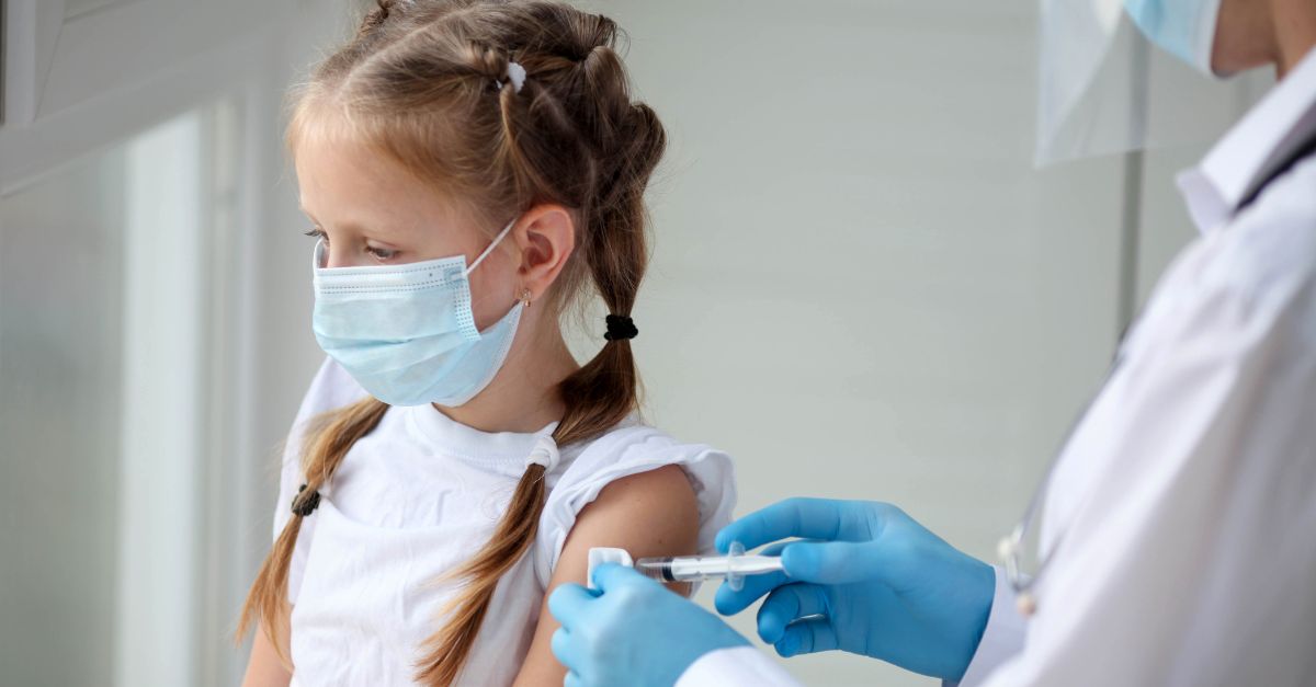 Trẻ bị cảm cúm có tiêm phòng được không? Lưu ý khi tiêm phòng cho trẻ